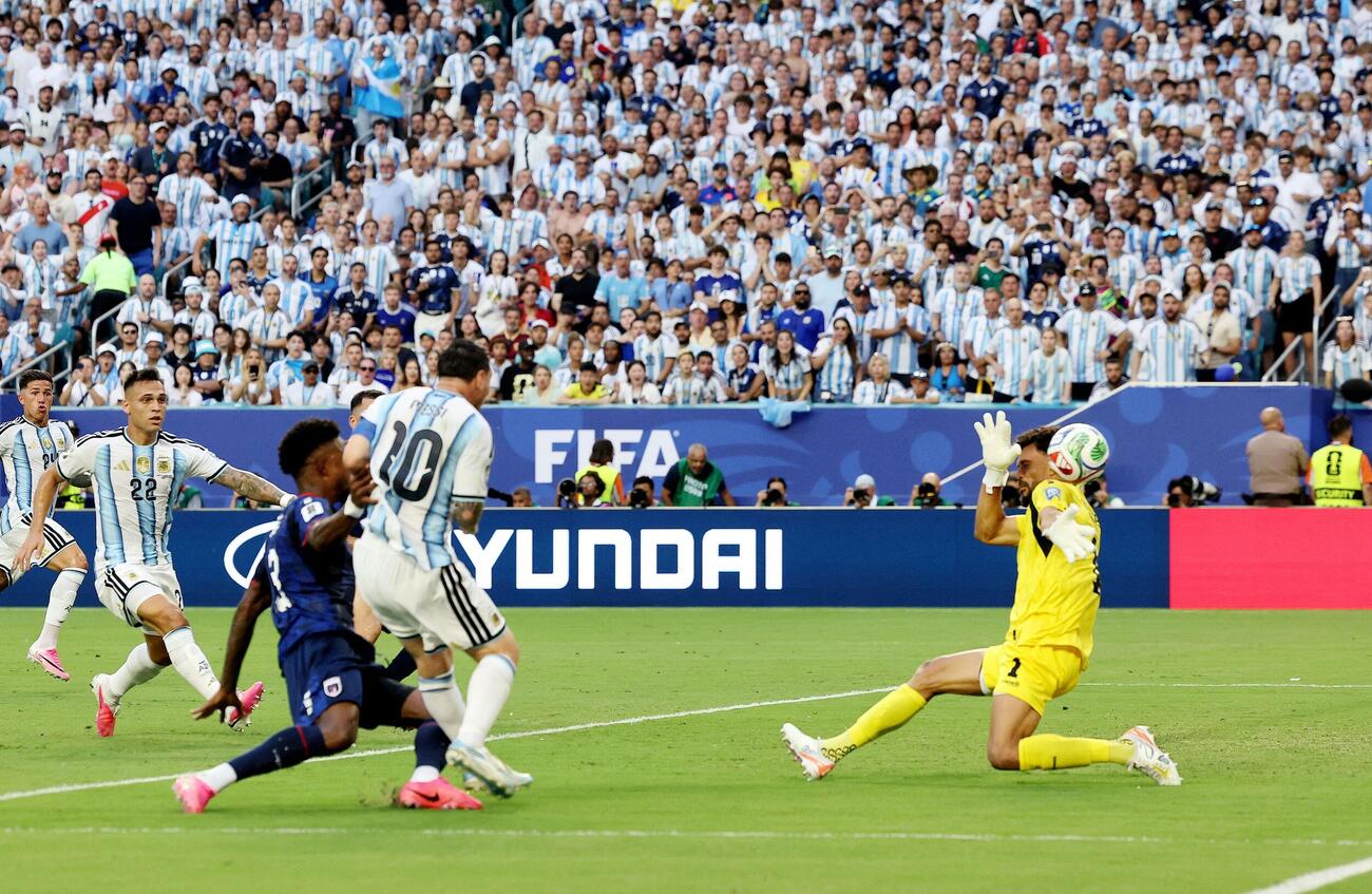 カボベルデ戦で、W杯8試合連続ゴールとなる先制点を挙げるメッシ（ロイター）