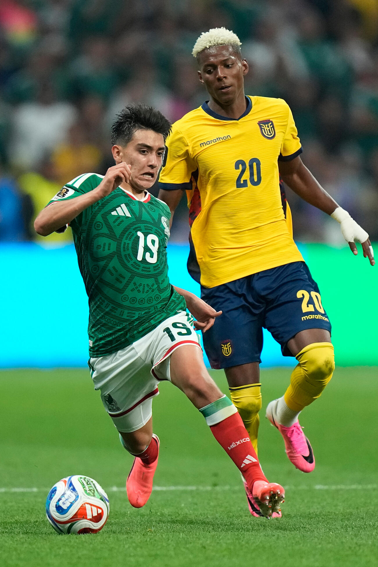 エクアドル戦で相手と競り合うメキシコのジルベルト・モラ（AP）