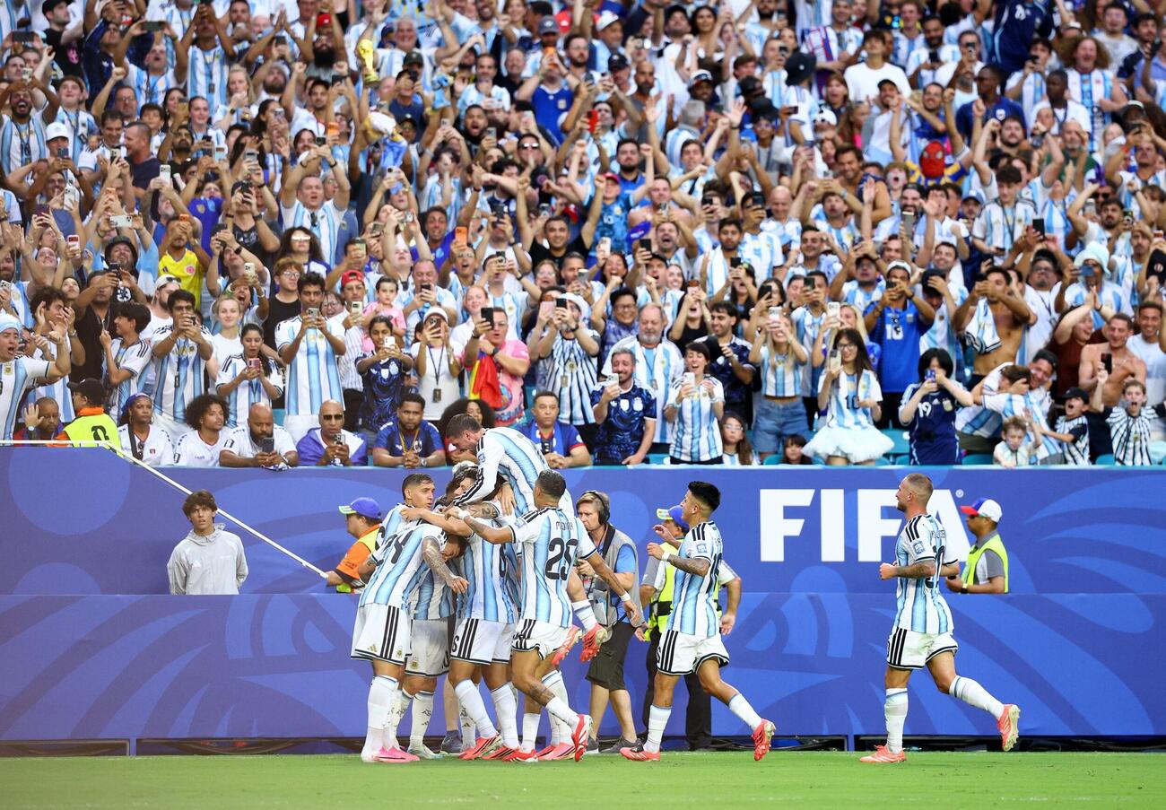 カボベルデ戦で、W杯8試合連続ゴールとなる先制点を挙げたメッシを囲むアルゼンチン選手たち（ロイター）
