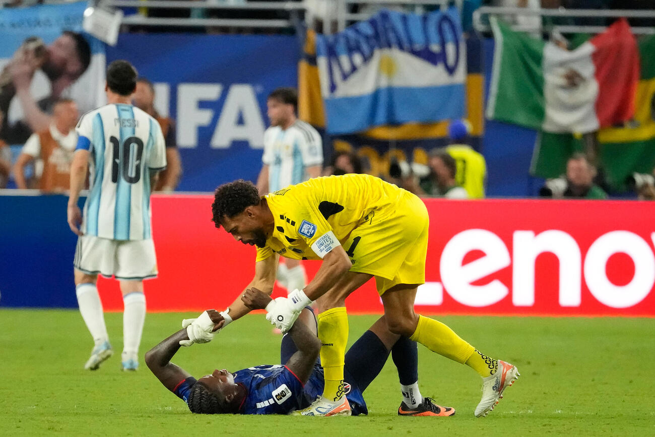 ピッチに倒れ込んだ選手に手を出すカボベルデGKボジニャ（AP）