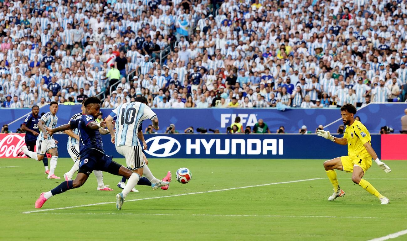 カボベルデ戦で、W杯8試合連続ゴールとなる先制点を挙げるメッシ（ロイター）