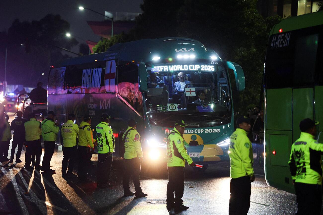 イングランド代表チームのバスがメキシコシティのホテルに到着した(ロイター)