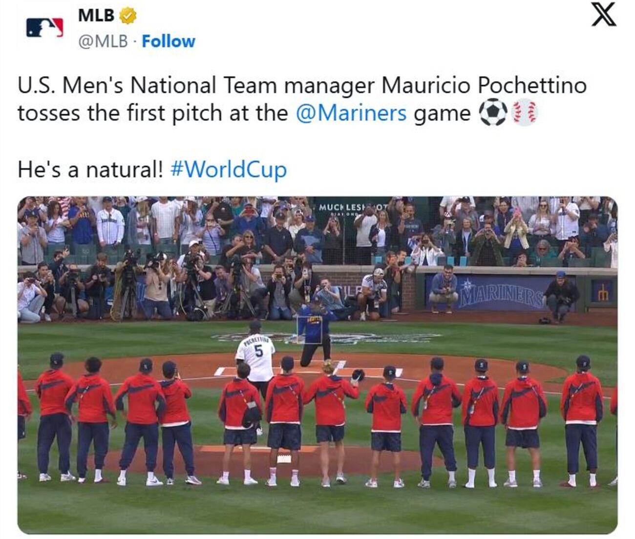 米国代表の選手たちが見守る前でナイスピッチのポチェッティーノ監督（大リーグ公式Xから）