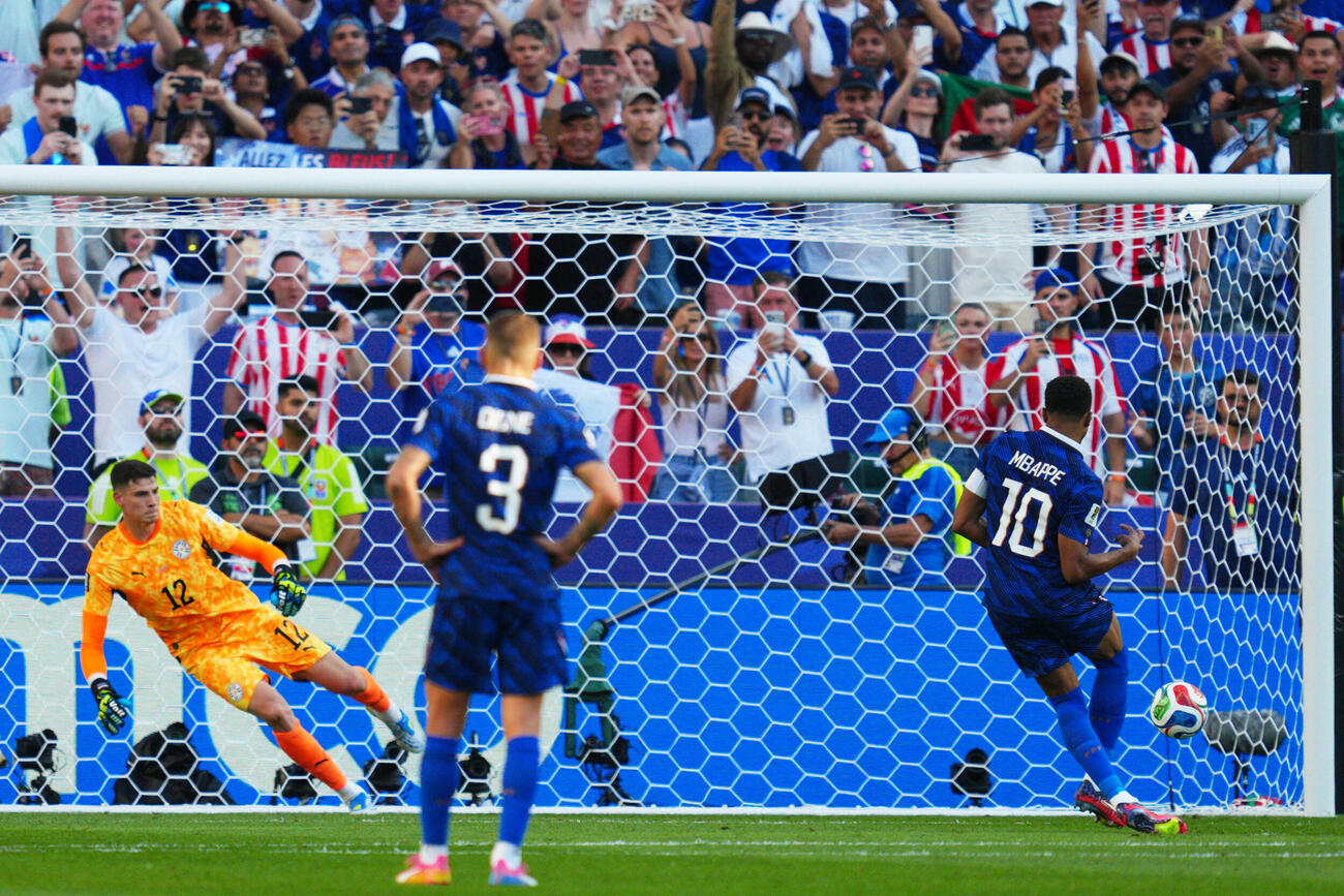 パラグアイ対フランス　PKで先制ゴールを決めるフランス・エムバペ（AP）