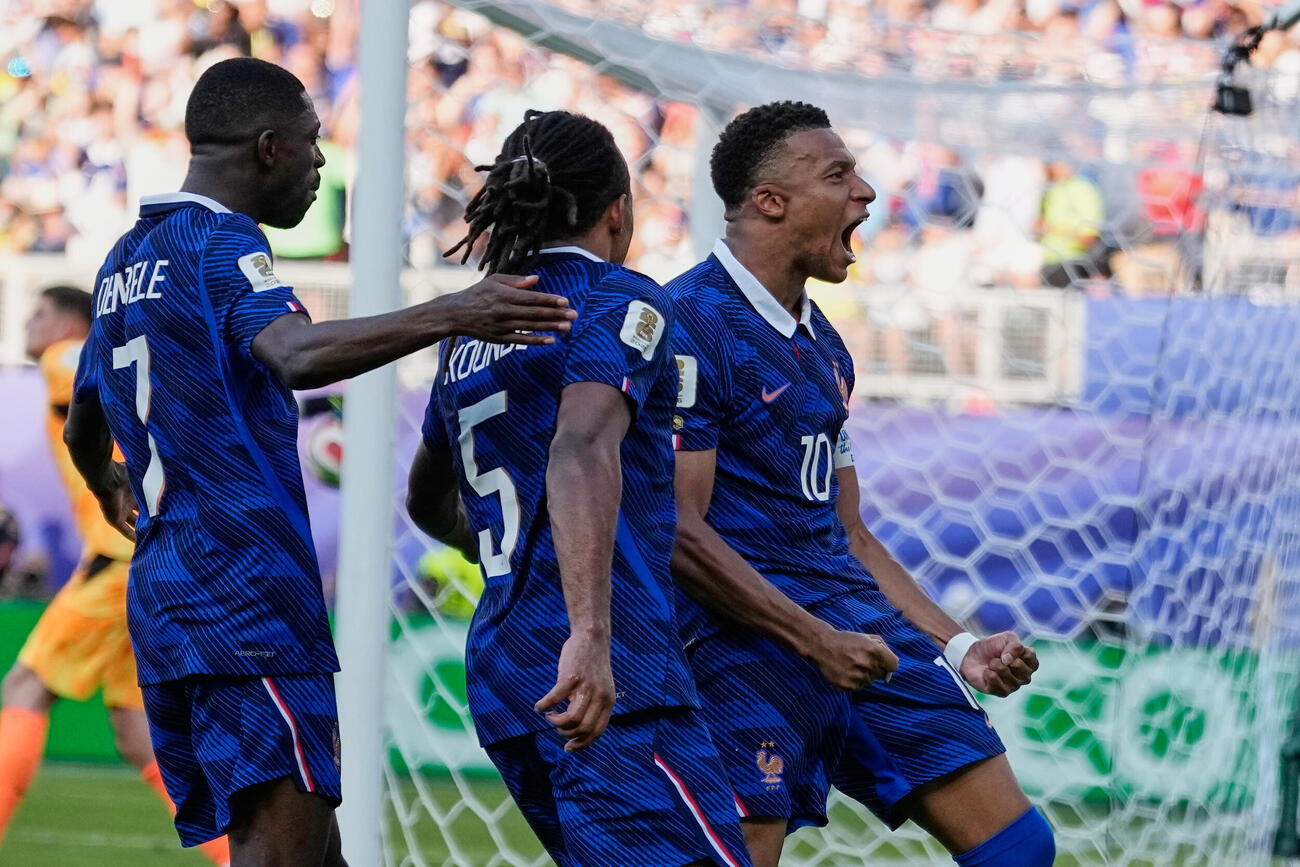 エムバペ（右）の先制ゴールを祝福するフランス代表選手ら（AP）