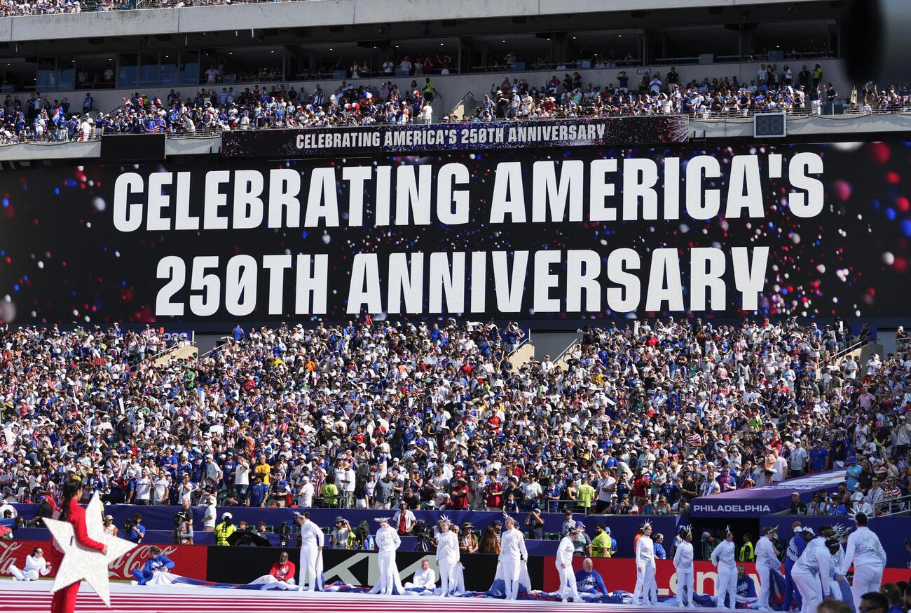 パラグアイ－フランス戦を前に開かれたセレモニーで表示された米国の建国250周年を祝うメッセージ（共同）