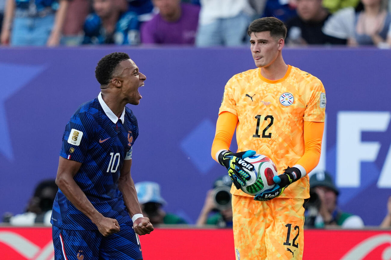 パラグアイのGKオーランド・ヒルの握手を拒否したように見えるフランス代表エムバペ（AP）