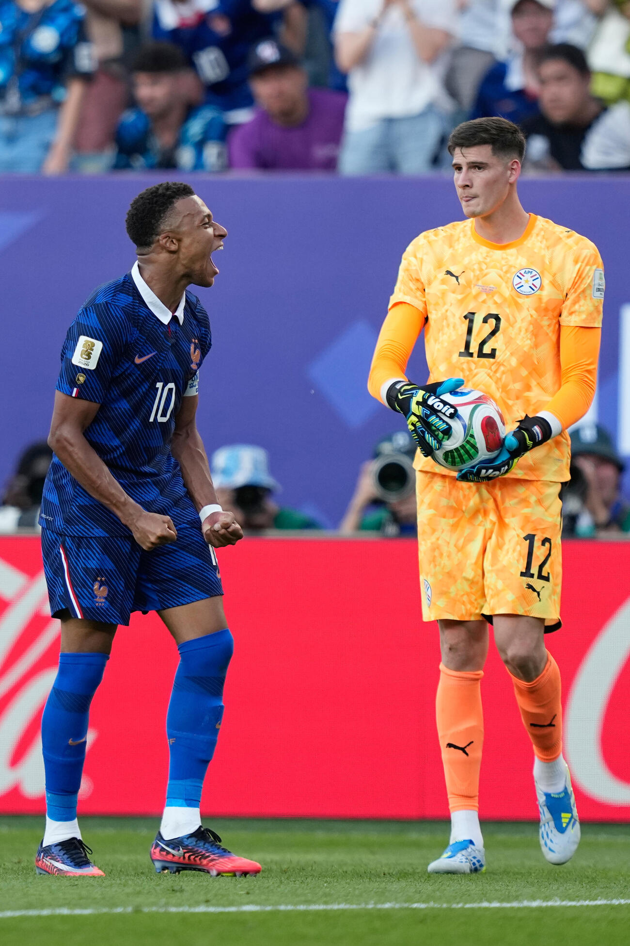 パラグアイのGKオーランド・ヒルの握手を拒否したように見えるフランス代表エムバペ（AP）