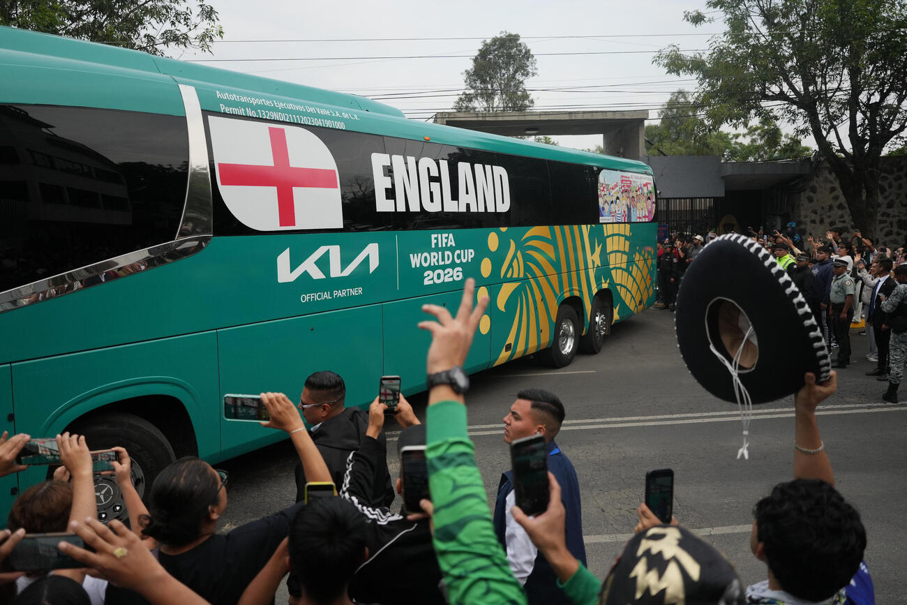 2026年7月4日、メキシコシティ。サッカー・ワールドカップの決勝トーナメント1回戦、対メキシコ戦を控え、イングランド代表の選手を乗せたバスが練習を終えて出発（AP）