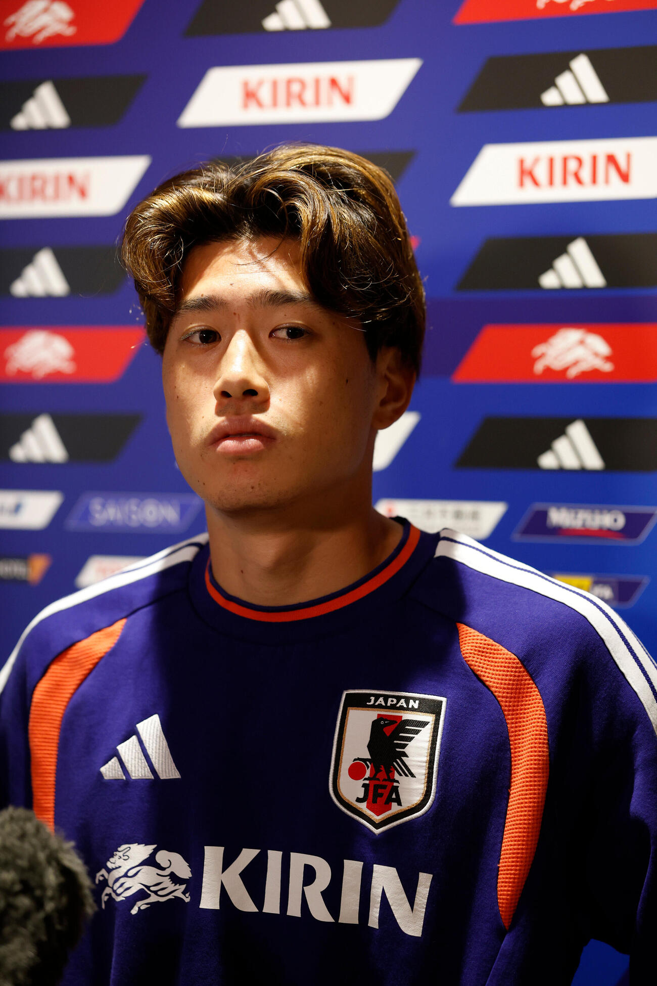 決勝トーナメント1回戦敗退から一夜明け、取材に応じる鈴木唯人（2026年6月30日撮影）