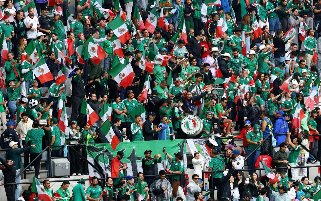 メキシコ対イングランド　試合開始前のスタジアム内のメキシコサポーター（ロイター）