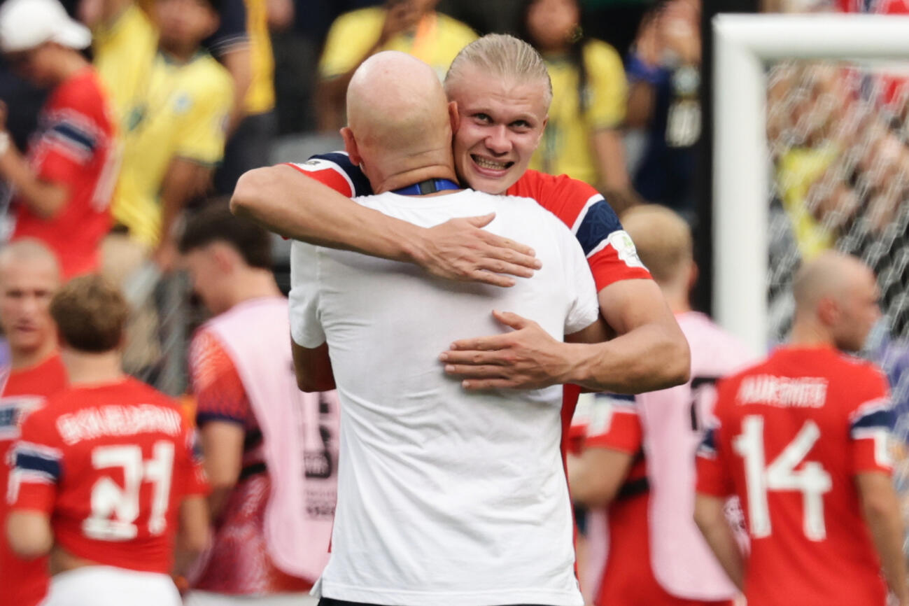 ブラジル対ノルウェー　試合後、ノルウェーのハーランド（奥）と抱き合うソルバッケン監督（AP）