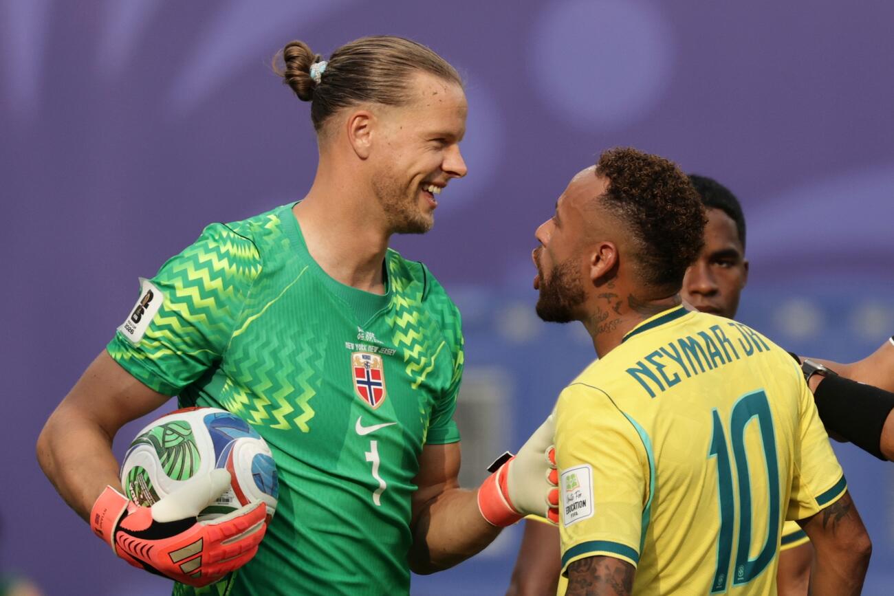 PK後、ノルウェーGKニランに声を上げるブラジルFWネイマール（AP）