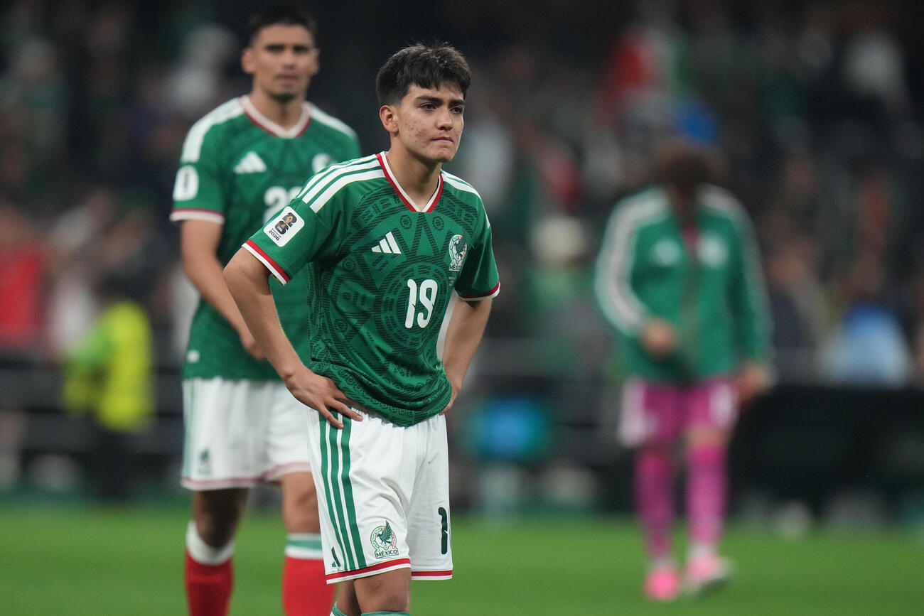 メキシコ対イングランド　試合後のメキシコのヒルベルト・モラの様子（AP）