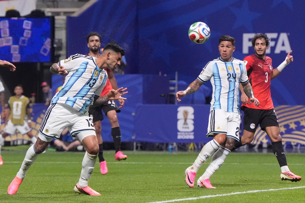 後半、チーム1点目のゴールを決めるアルゼンチンのロメロ（AP）