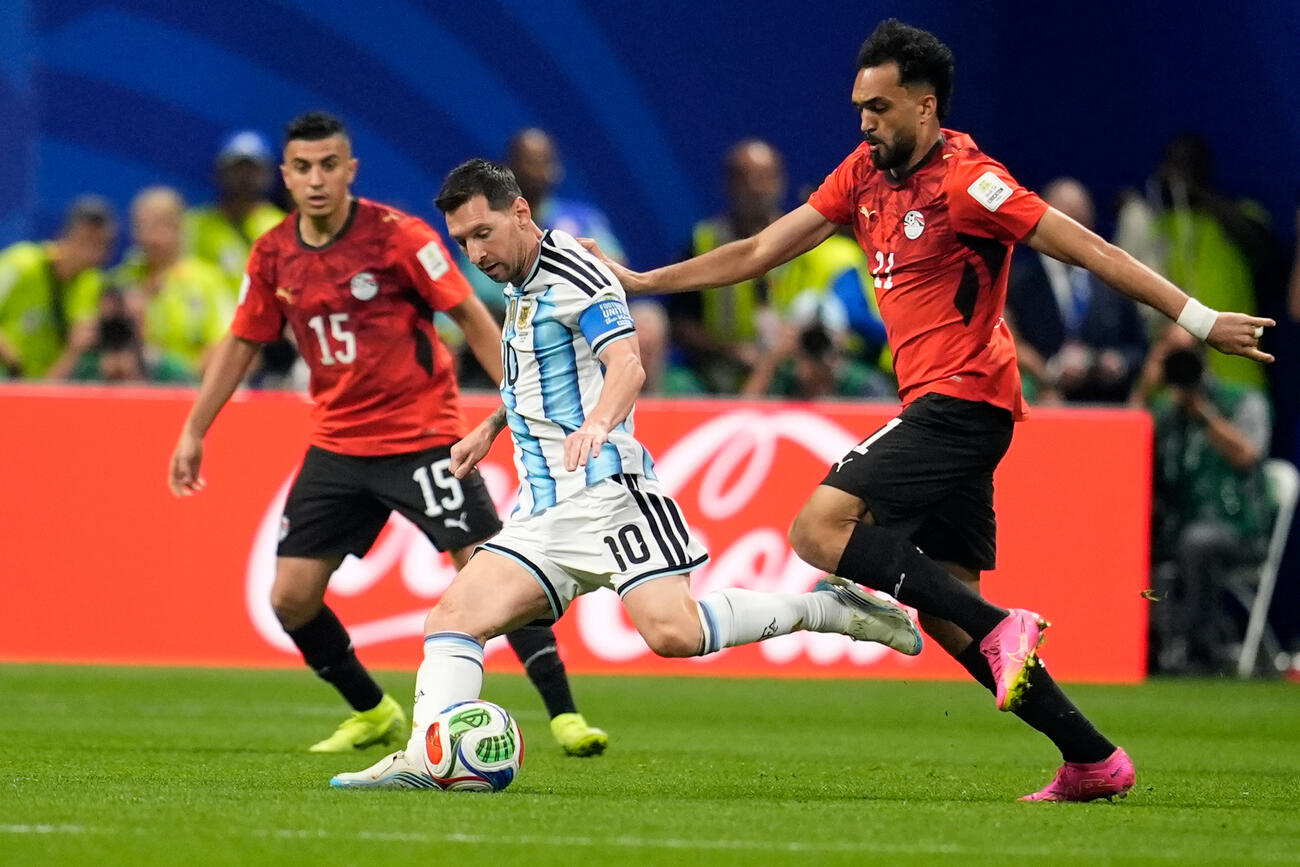 アルゼンチン対エジプト　シュートを狙うアルゼンチン・メッシ（AP）