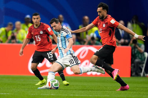 アルゼンチン対エジプト　シュートを狙うアルゼンチン・メッシ（AP）