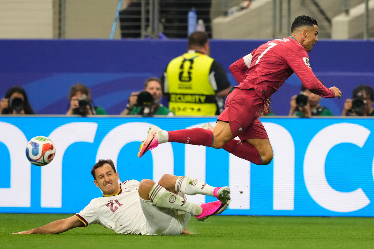 スペイン戦でタックルを受けるポルトガル・ロナウド（AP）