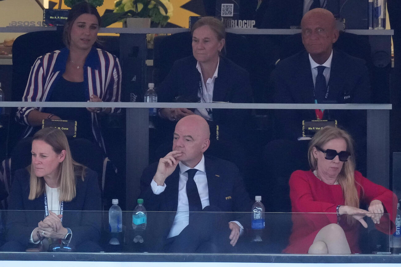 試合を観戦する左から、米国サッカー連盟のシンディ・パーロウ・コーン会長、FIFAインファンティノ会長、ベルギーサッカー協会のパスカル・ヴァン・ダム会長（AP）