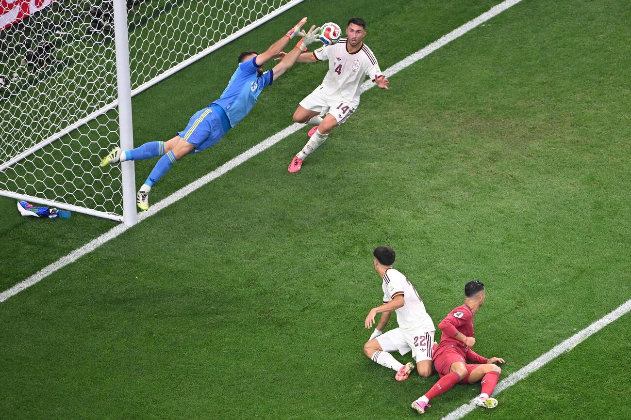ポルトガル・ロナウドのシュートをキャッチするスペインGKシモン（AP）