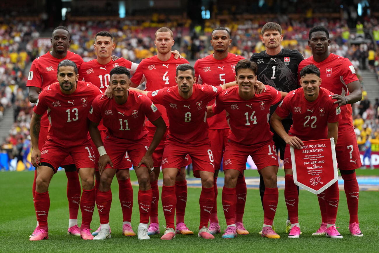 スイス対コロンビア　試合前、写真撮影に応じるスイス代表の選手たち（AP）