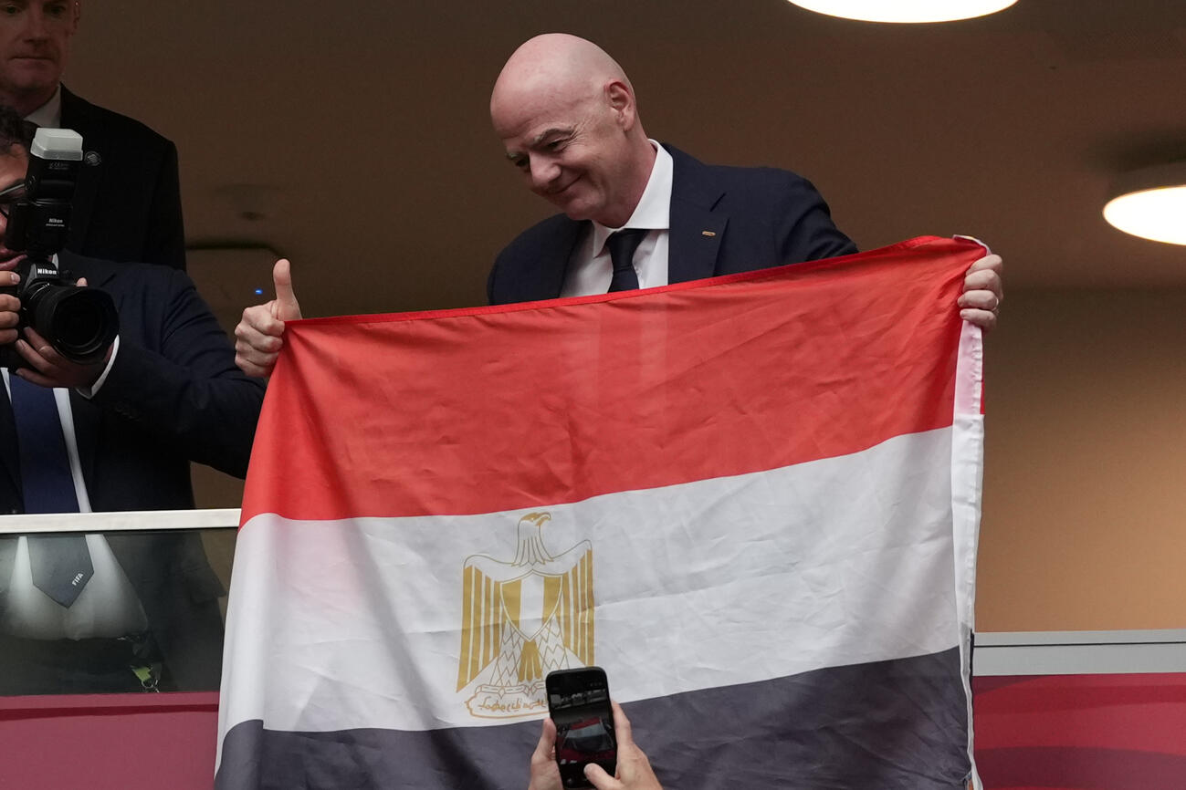 スイス対コロンビア　試合前に、エジプトの国旗を掲げるFIFAのジャンニ・インファンティーノ会長（AP）