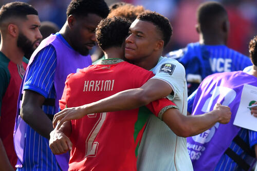 フランス対モロッコ 試合後、モロッコ・ハキミ(左)と抱き合うフランス・エムバペ(AP)