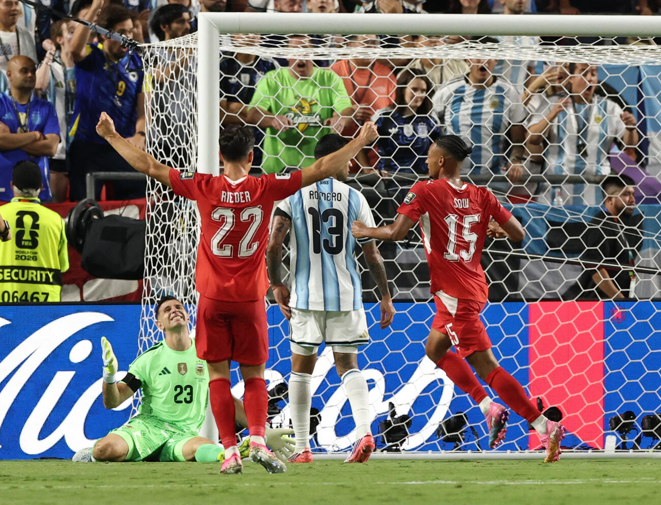 アルゼンチン対スイス　後半、スイスFWヌドイのゴールを喜ぶスイス代表のそばで、落胆するアルゼンチンGKマルティネス（ロイター）