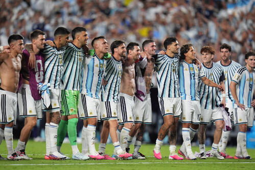 アルゼンチン対スイス　試合後、勝利を喜ぶアルゼンチン代表の選手ら（AP）