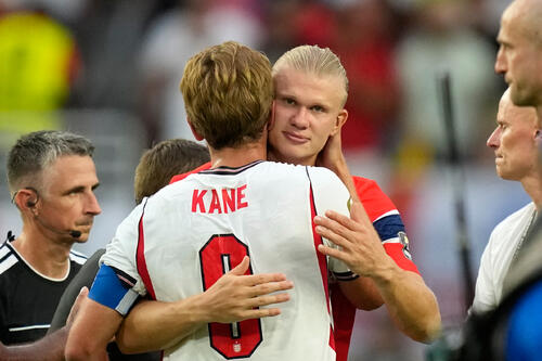試合後、健闘をたたえ合うノルウェーFWハーランド（右）とイングランドFWケイン（AP）