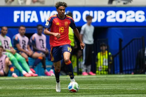 スペイン対ベルギー 前半、ドリブルでボールを運ぶスペインのヤマル(AP)