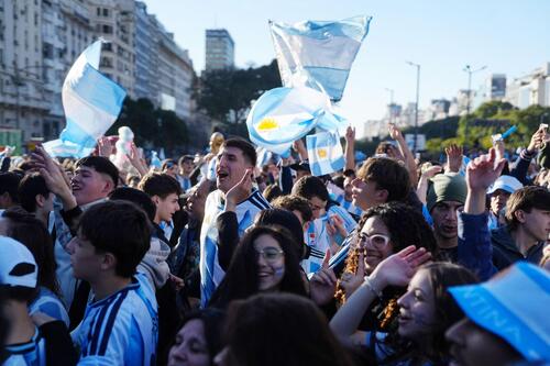 メッシの大逆転で母国過熱 アルゼンチン代表ファンが乱闘 頭に石直撃の