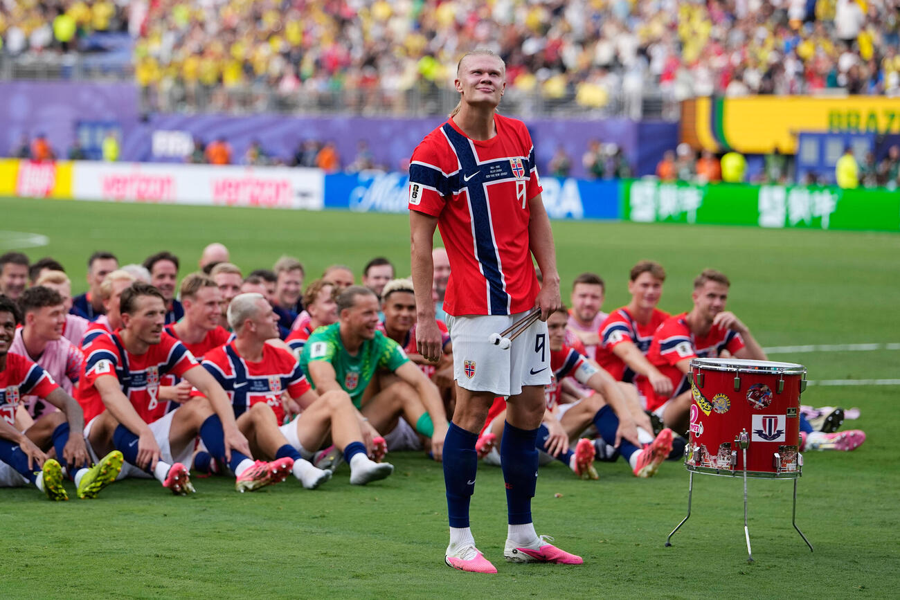 5日、ブラジルに勝利したノルウェー代表はハーランドが叩く太鼓に合わせてバイキング・ロー（AP）