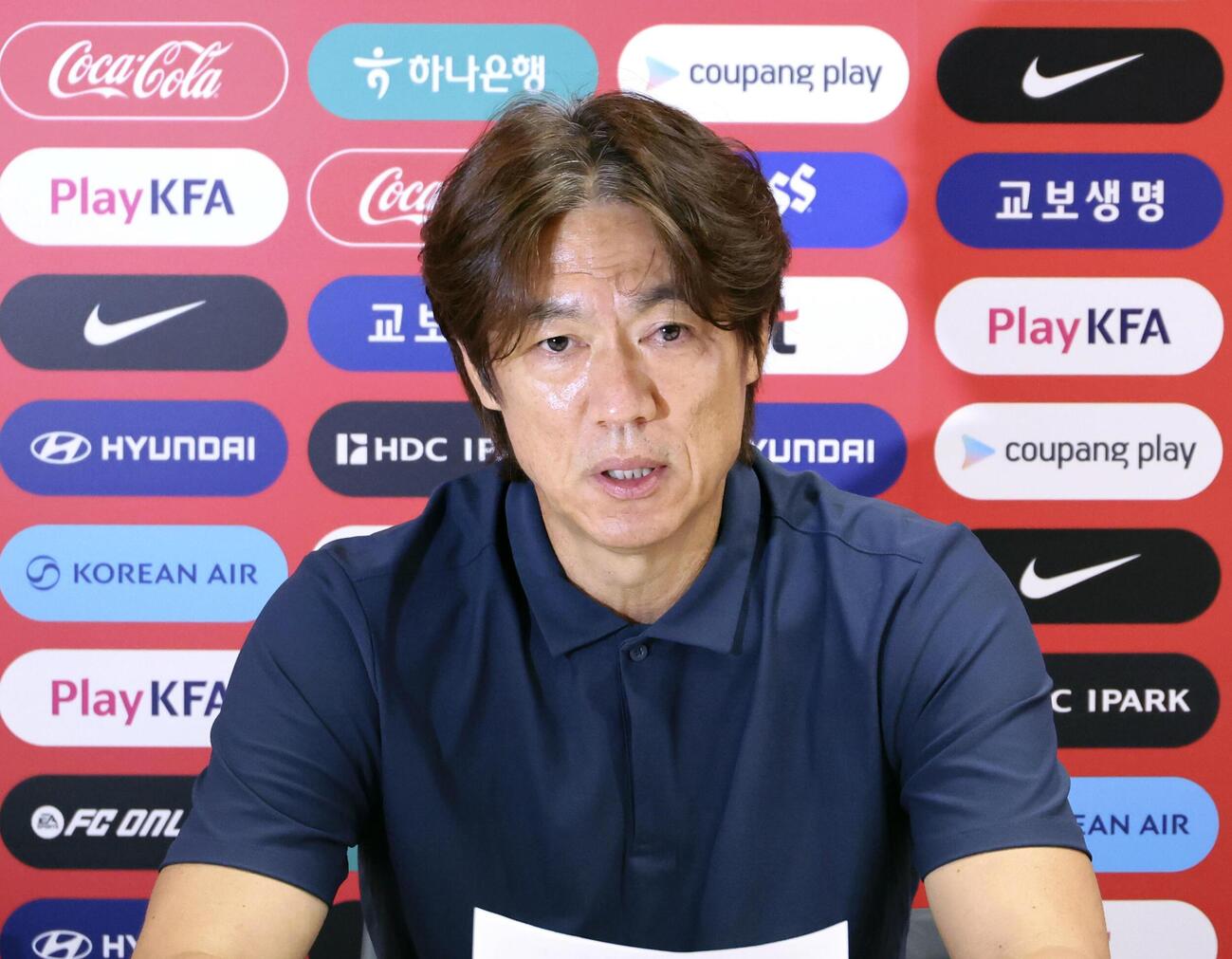 6月28日、メキシコで記者会見し、韓国代表監督の辞任を表明する洪明甫氏（聯合＝共同）