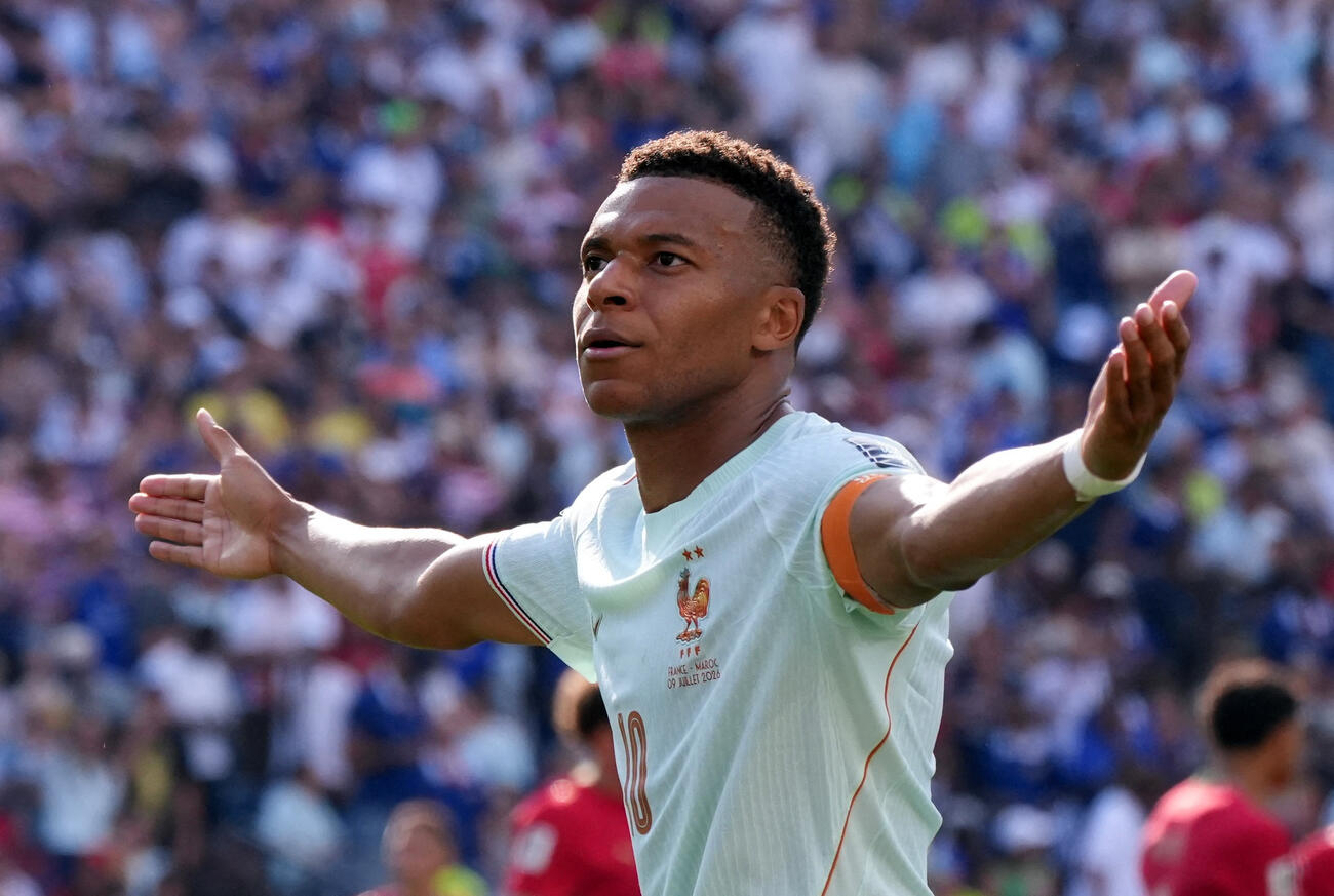 フランス対モロッコ　後半、先制ゴールを決め、喜ぶフランス・エムバペ。W杯通算20試合目に20点目のゴールとなった（ロイター）