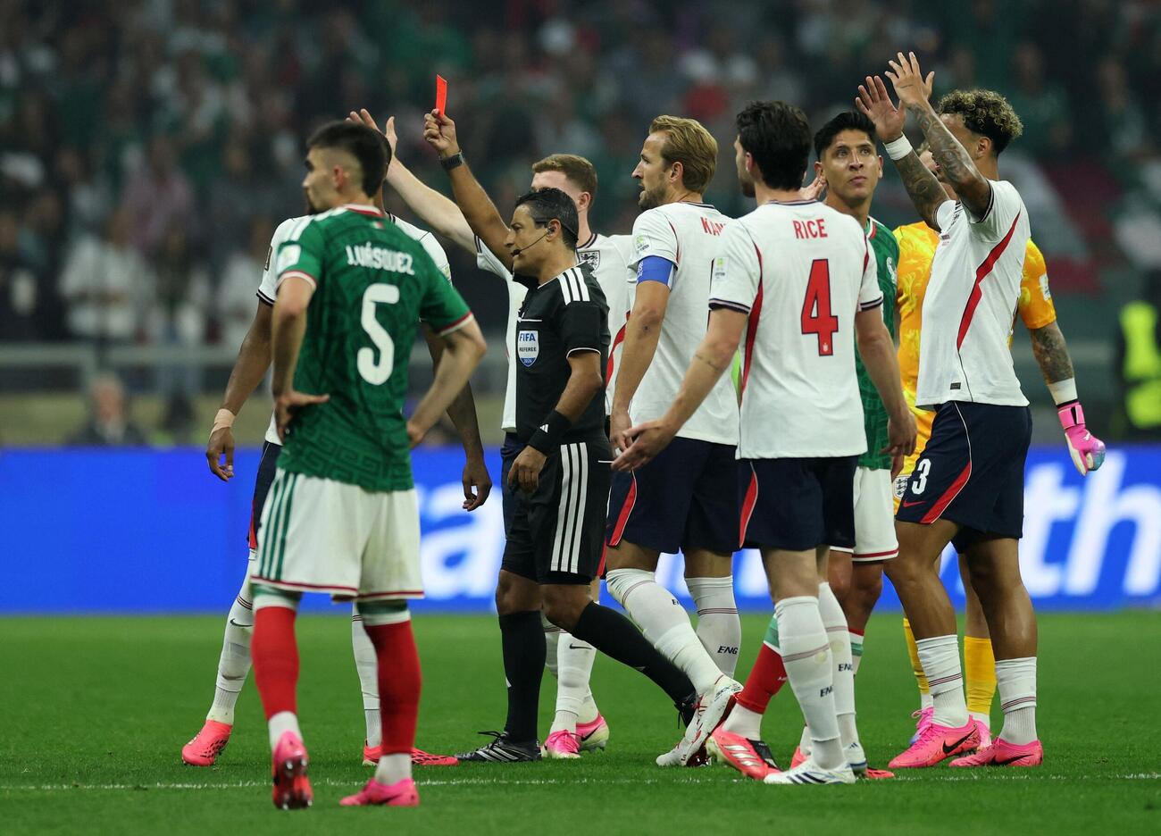 現地時間2026年7月5日、メキシコ対イングランド　イングランド代表DFジャレル・クアンサーに対し、レッドカードが提示された時の様子（ロイター）