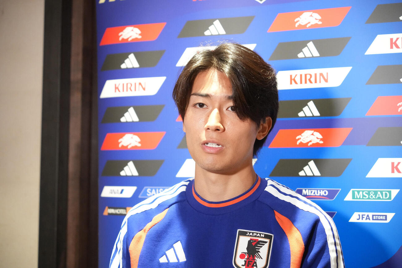 決勝トーナメント1回戦敗退から一夜明け、取材に応じる中村敬斗（2026年6月30日撮影）