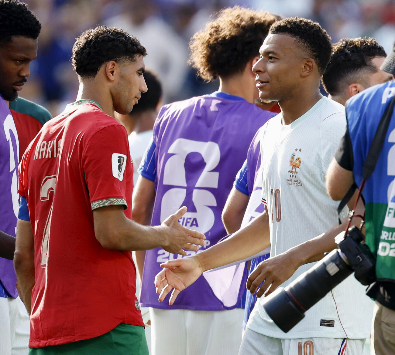 試合後、健闘をたたえ合うモロッコのハキミ（左）とフランスのエムバペ＝ボストン（共同）