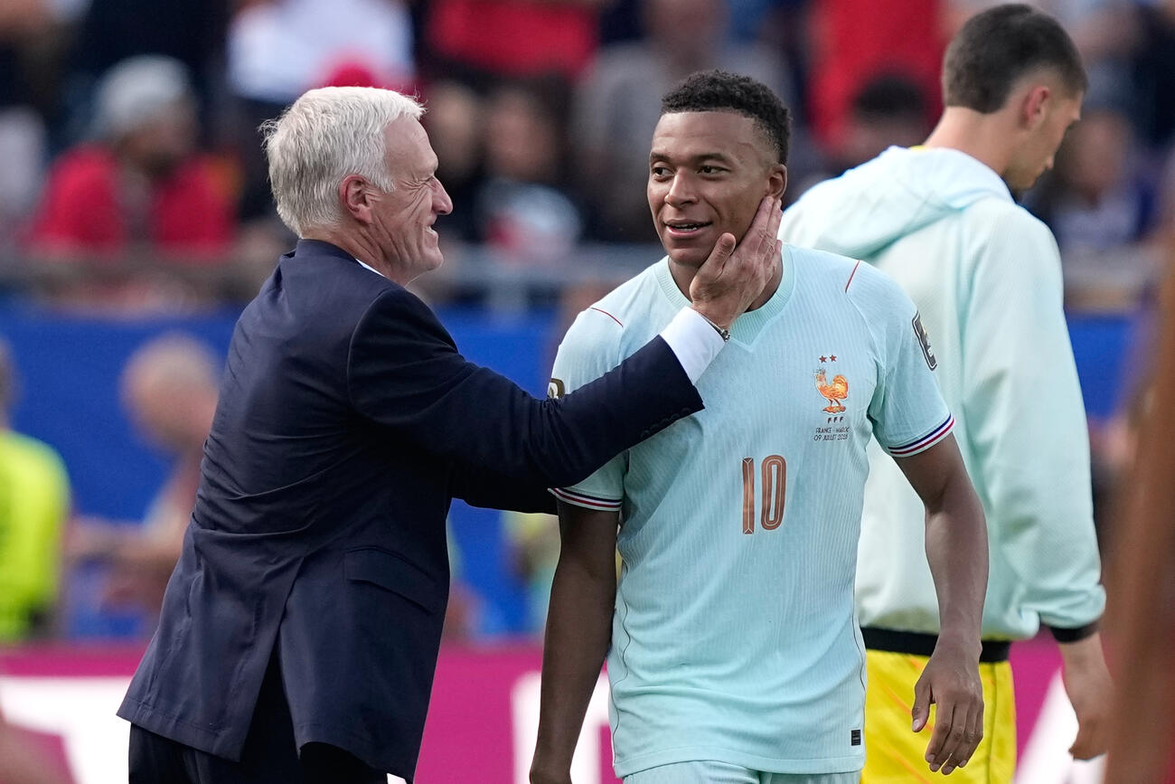 モロッコ戦後、フランスのエムバペと喜ぶデシャン監督(AP)