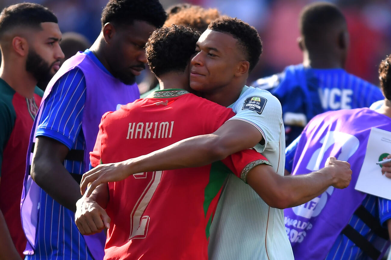 フランス対モロッコ　試合後、モロッコ・ハキミ（左）と抱き合うフランス・エムバペ（AP）