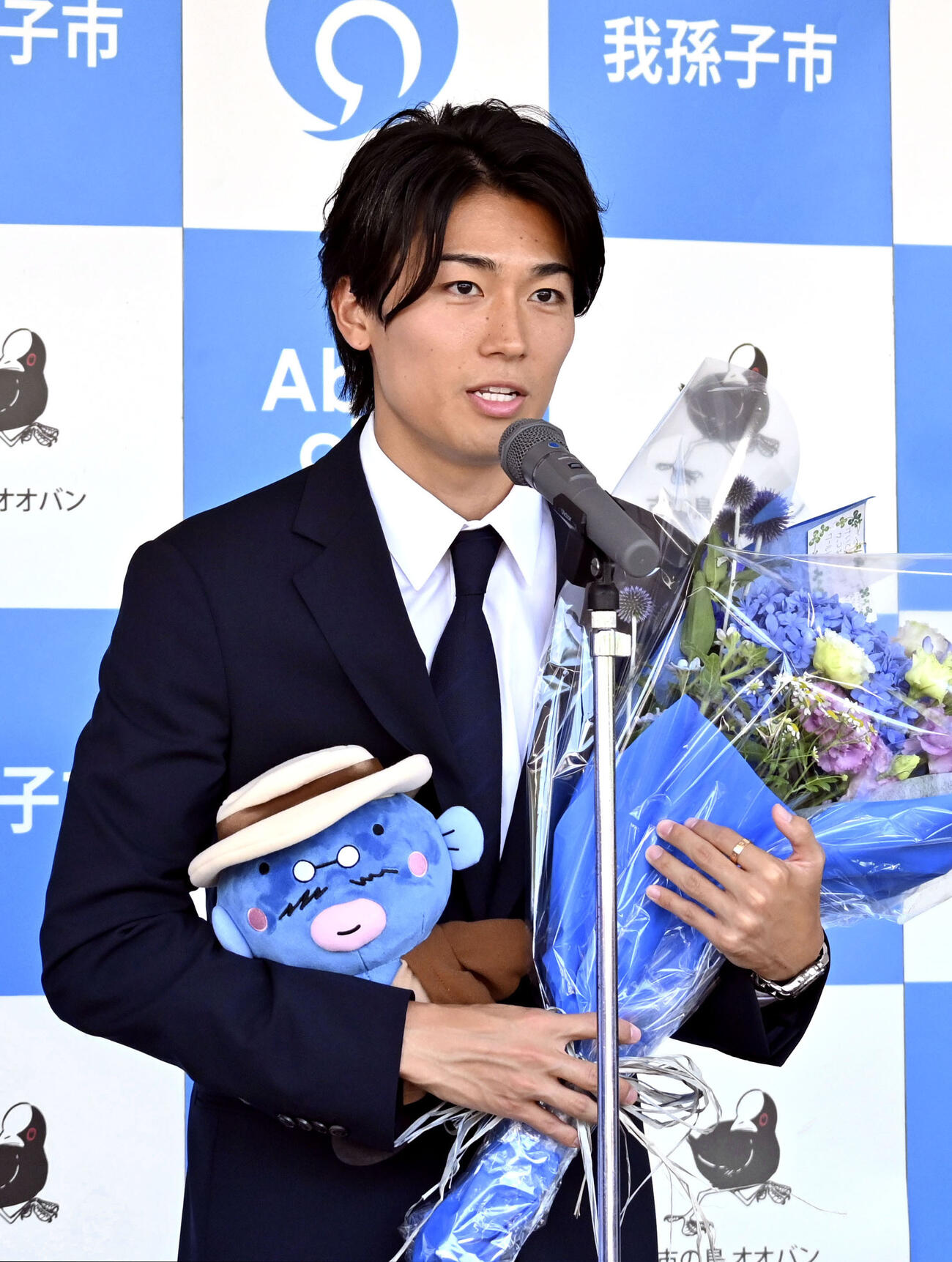 セレモニーであいさつするサッカー日本代表の中村敬斗＝10日、千葉県我孫子市役所（共同）