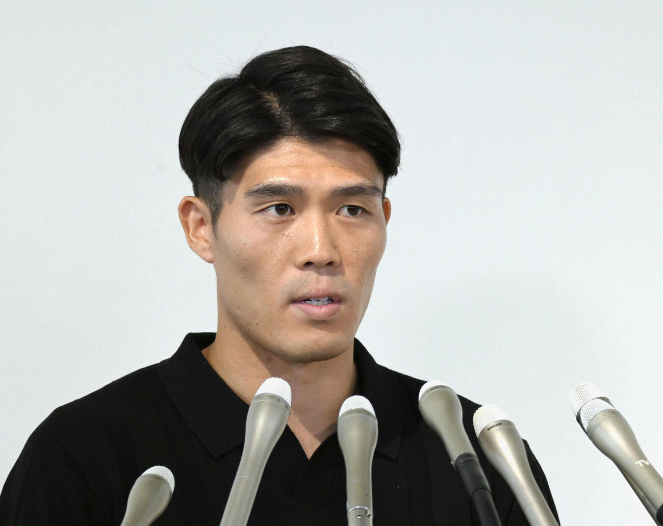 取材に応じるサッカー日本代表の冨安健洋（共同）