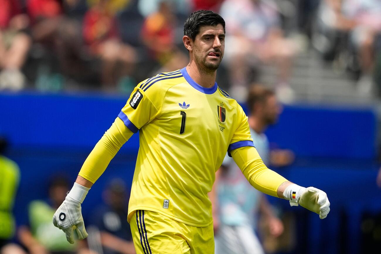 スペイン戦でプレーするベルギーGKクルトワ（AP）