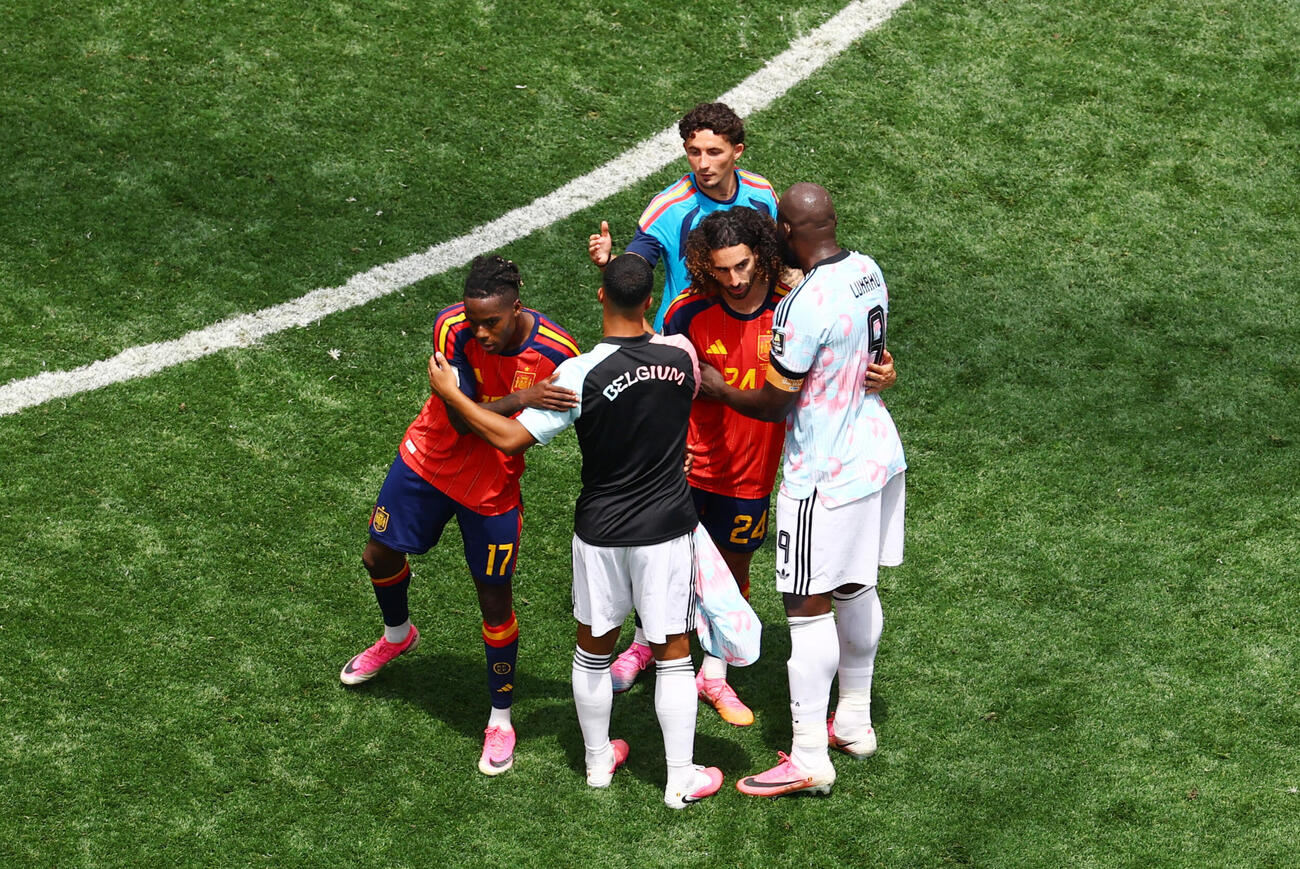 ベルギー対スペイン　試合後、握手を交わすベルギーMFユーリ・ティーレマンスら両チームの選手たち（ロイター）