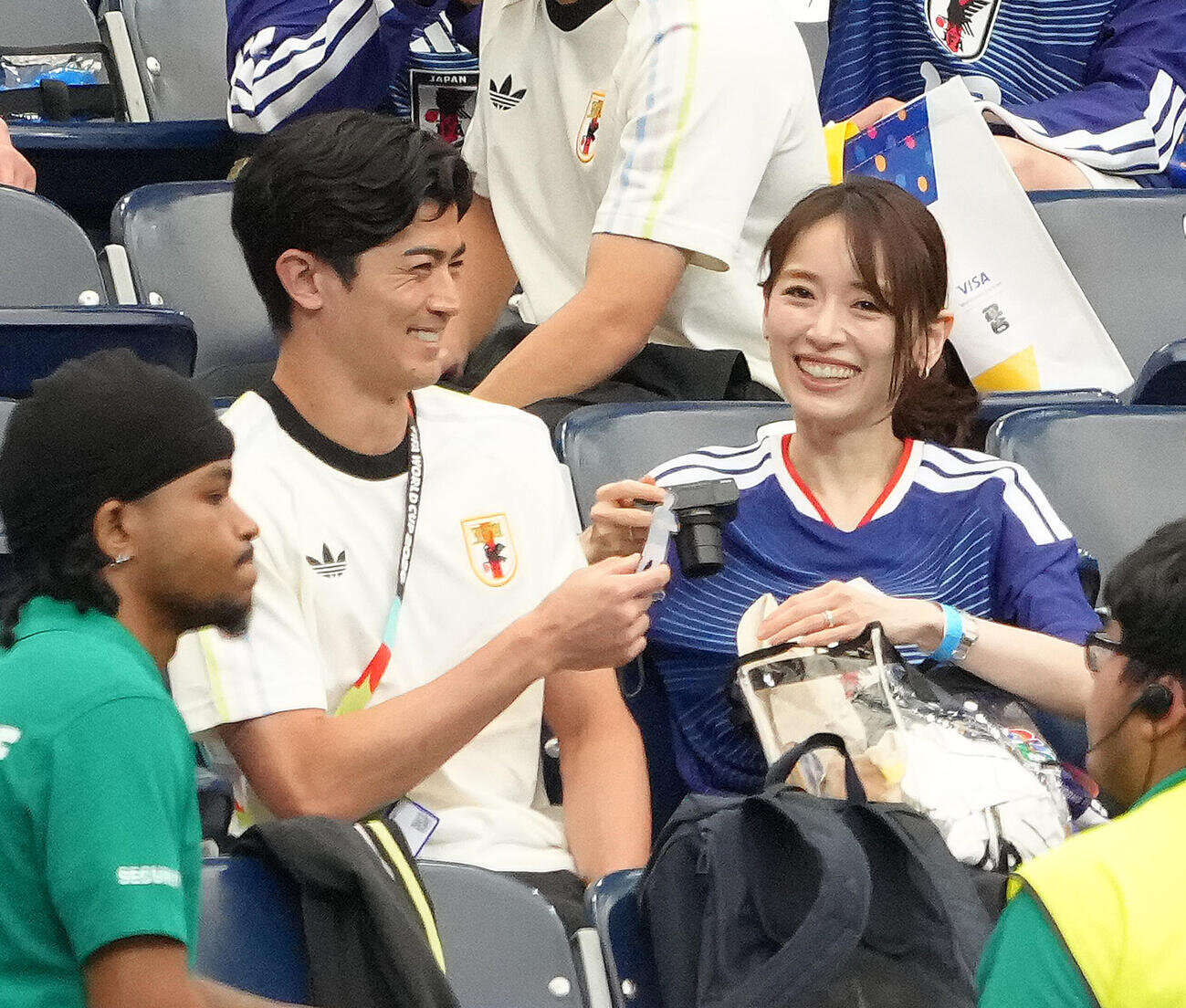 W杯決勝トーナメント初戦後に横並びになる谷口彰悟（左）と泉里香（2026年6月撮影）
