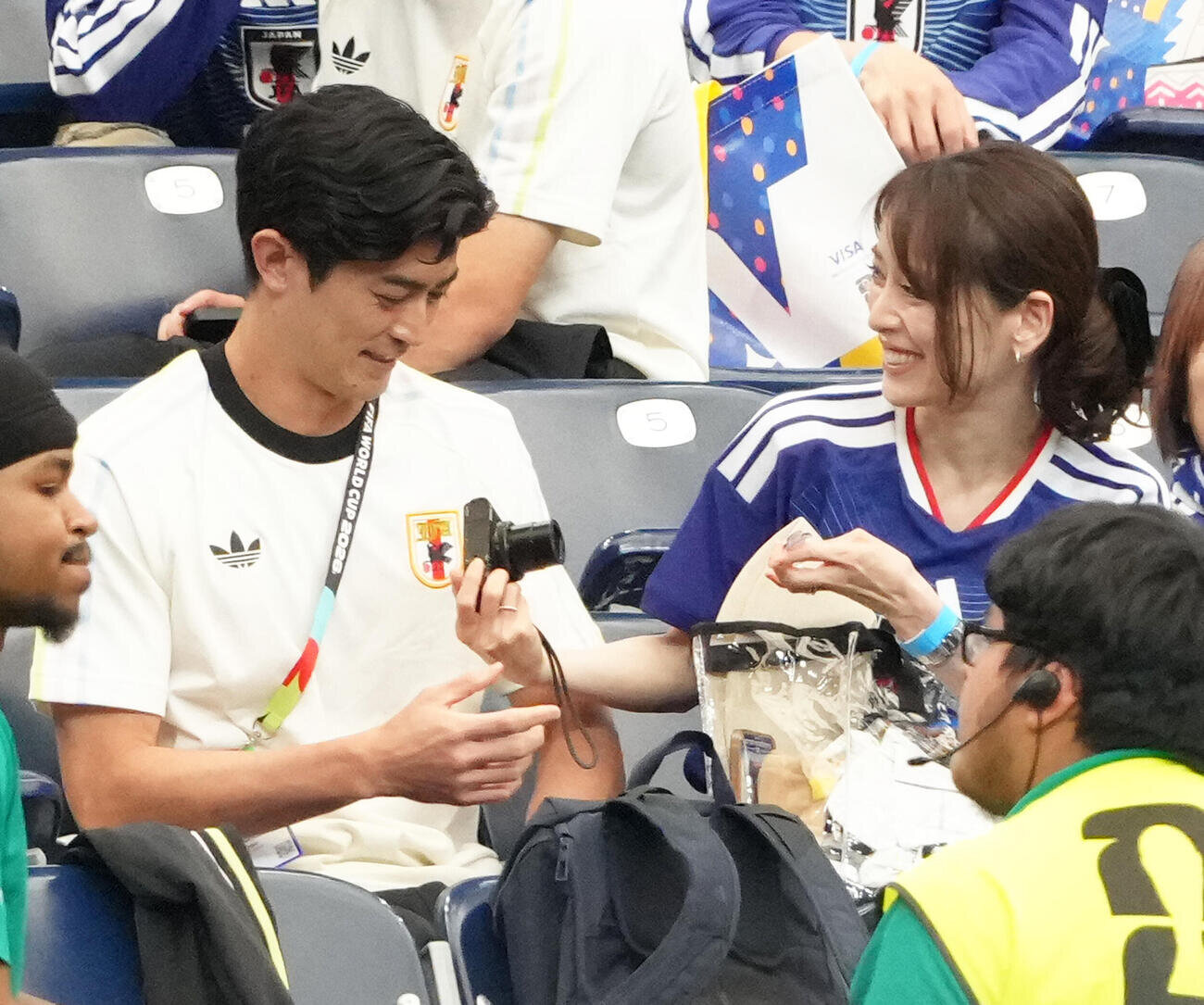 W杯決勝トーナメント初戦後に横並びになる谷口彰悟（左）と泉里香（2026年6月撮影）