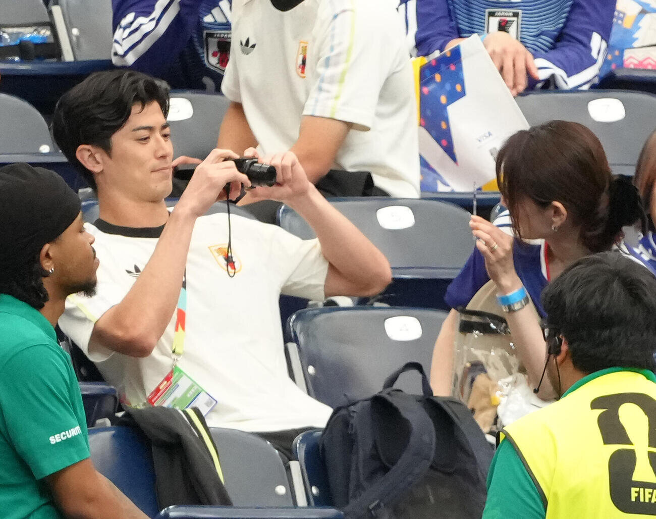 W杯決勝トーナメント初戦後に写真撮影する谷口彰悟（左）と泉里香（2026年6月撮影）