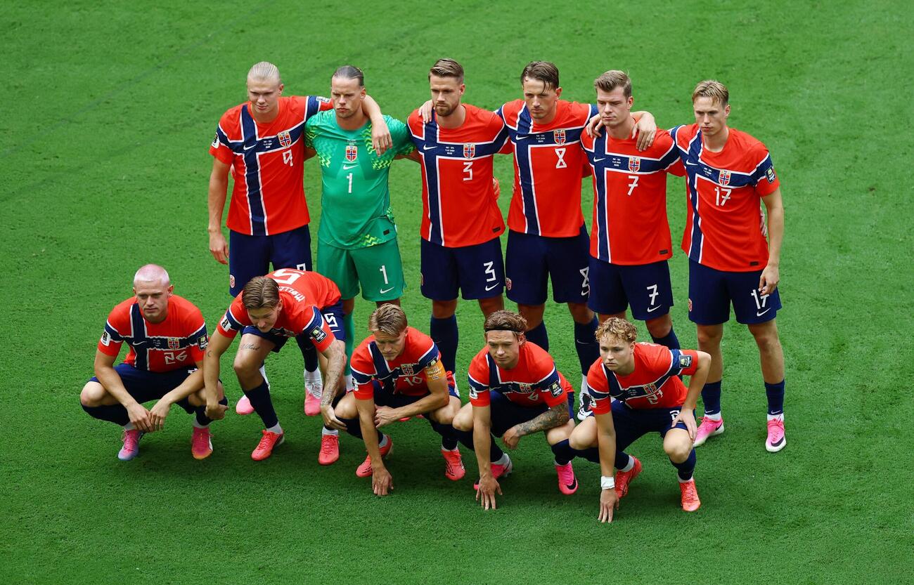 ノルウェー対イングランド　試合前に記念撮影に納まるノルウェー代表（ロイター）
