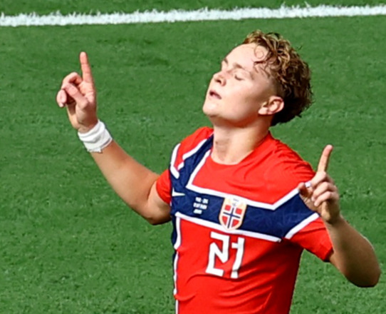 ノルウェー対イングランド　前半、先制ゴールを決め、喜ぶノルウェーのシェルデルップ（ロイター）
