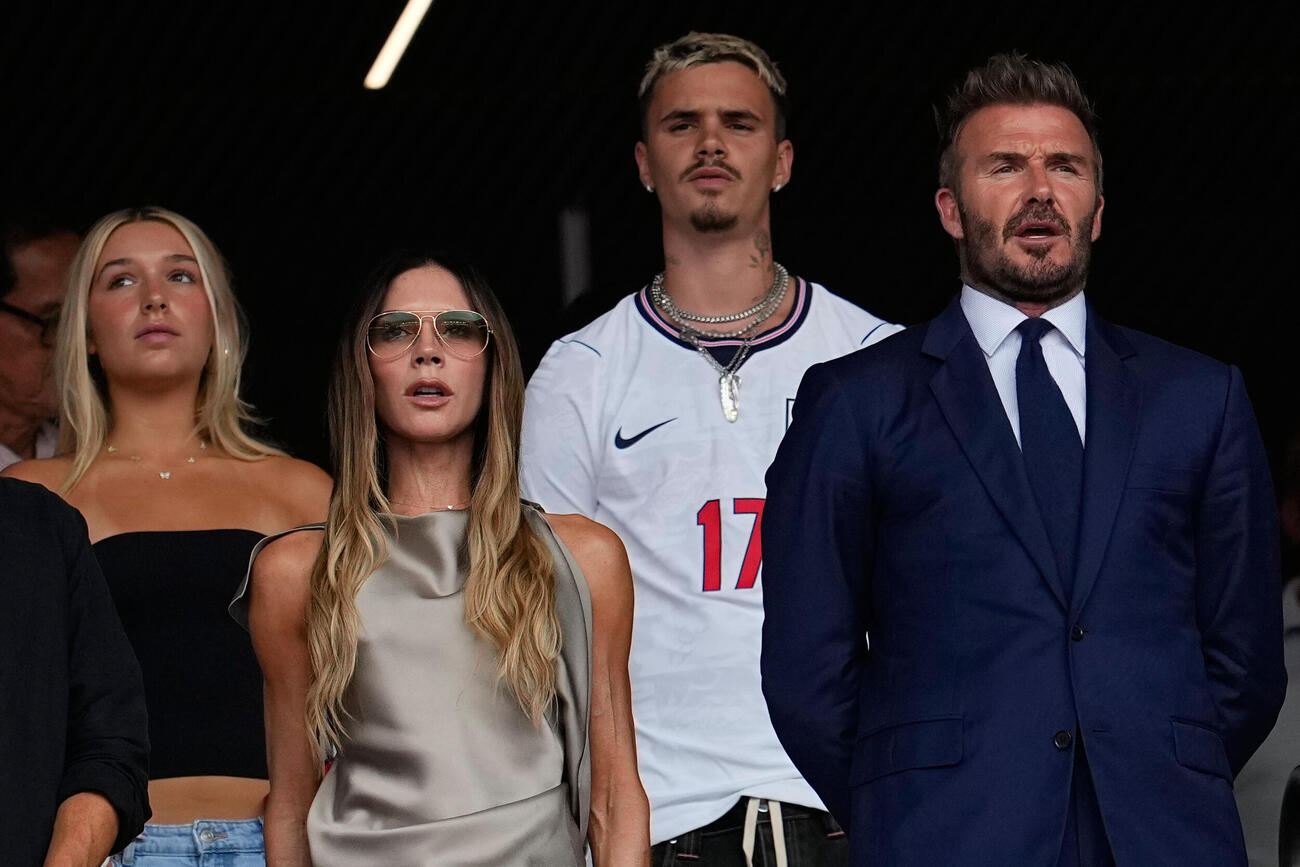 ノルウェー戦を観戦するベッカム一家。左から娘のハーパー、妻ヴィクトリア、息子のロメオ、ベッカム氏（AP）